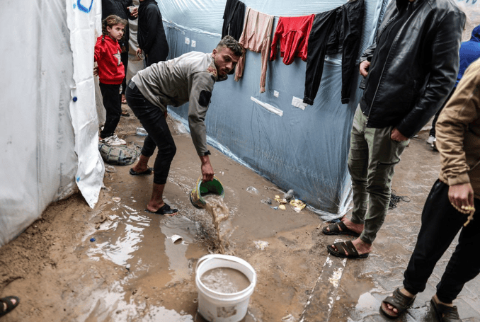   Displaced Palestinians in Gaza endure additional hardships due to cold weather. (Photo: via QNN, social media)